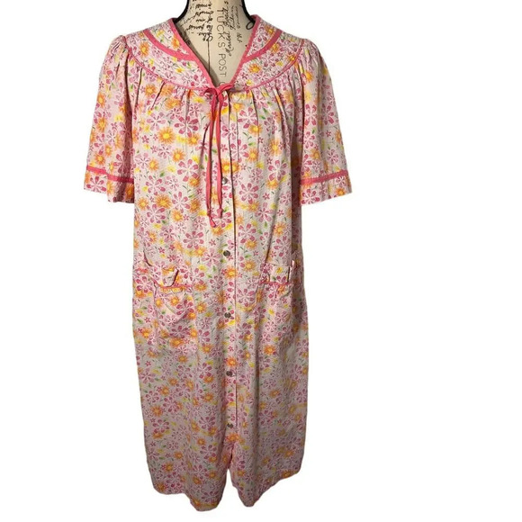 Bernette,L,enamel button snap front quilted neckline gathered pockets gown - Picture 1 of 8